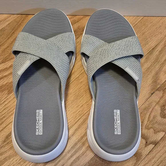 Skechers Women's 8 On The Go Silver Goga Mat Slide Sandals EUC - Picture 6 of 11